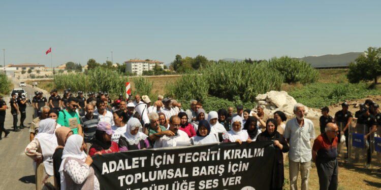 Cezaevi önünde açıklama