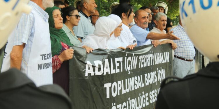 Polis DEM Partililerin, AK Parti önündeki açıklamasına izin vermedi