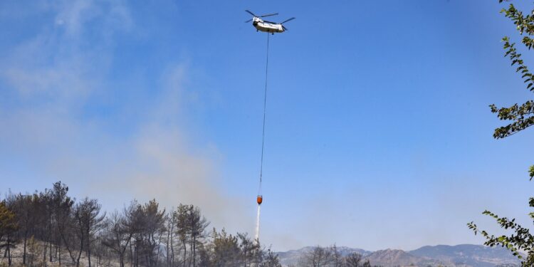 Kozan’da helikopter düştü