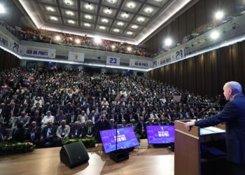 AK Parti’ye 2 milletvekili, 15 belediye başkanı katıldı