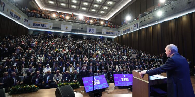 AK Parti’ye 2 milletvekili, 15 belediye başkanı katıldı