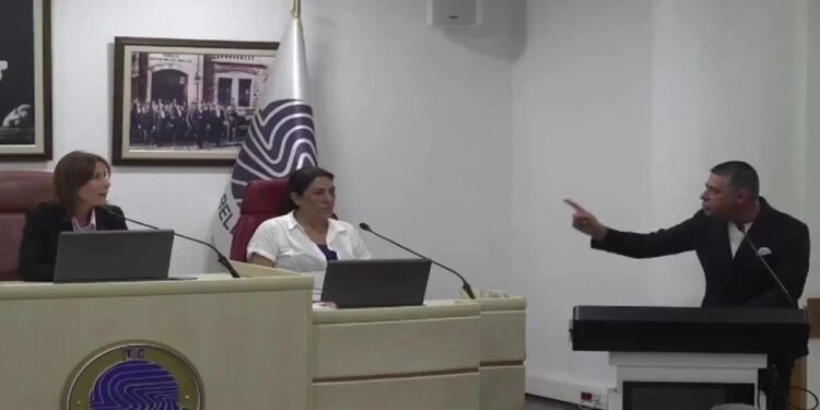 Seyhan Belediyesi Meclisinde gergin anlar