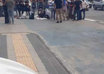 Bir grup AK Parti önünde oturdu