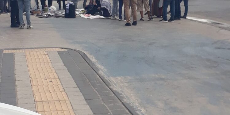 Bir grup AK Parti önünde oturdu