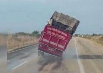 Domates yüklü kamyon devrildi