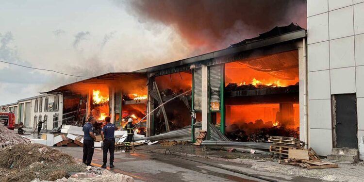 Adana’da kırtasiye malzemeleri bulunan bir depoda yangın çıktı