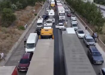 Sarıçam’da otoyol trafiğe kapatıldı