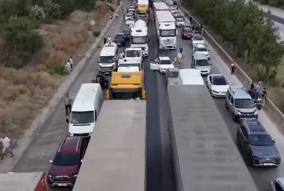 Sarıçam’da otoyol trafiğe kapatıldı