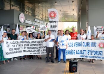 SAĞLIKÇILAR SOKAKTA: ADALET İSTİYOR