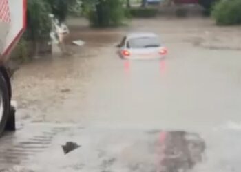 Adana’da sağanak yağış hayatı felç etti