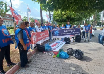 ÖĞRETMENLERDEN SÜPÜRGELİ EYLEM