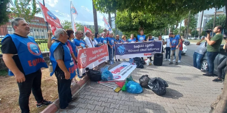 ÖĞRETMENLERDEN SÜPÜRGELİ EYLEM