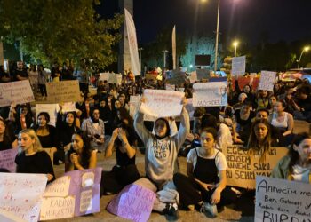 Antalya’da öğrenciler cinayetlere dair yürüdü