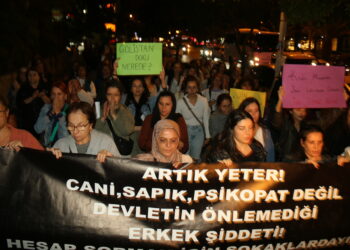 KADIN CİNAYETLERİ YÜRÜYÜŞLE PROTESTO EDİLDİ