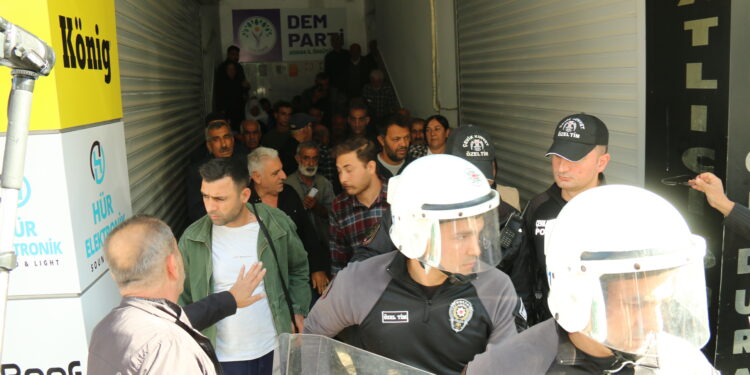 ADANA’DA DEM PARTİLİLERE POLİS ENGELİ