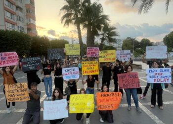 Liseli öğrenciler kadın cinayetlere karşı yürüdü