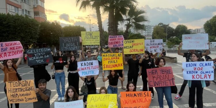 Liseli öğrenciler kadın cinayetlere karşı yürüdü