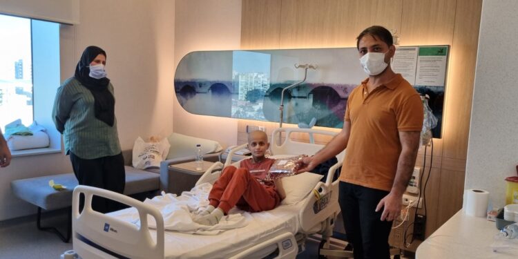 İmamdan Örnek Davranış: Lösemi Hastası Çocuklara Moral Ziyareti