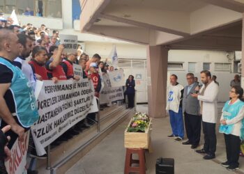 ASİSTAN HEKİMLERDEN TABUTLU PROTESTO