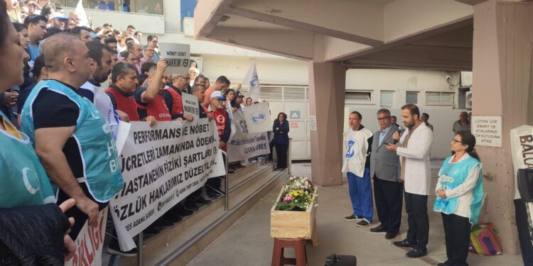 ASİSTAN HEKİMLERDEN TABUTLU PROTESTO