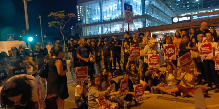 Mersin’de sözlü tacizi protesto eden kadınlara müdahale