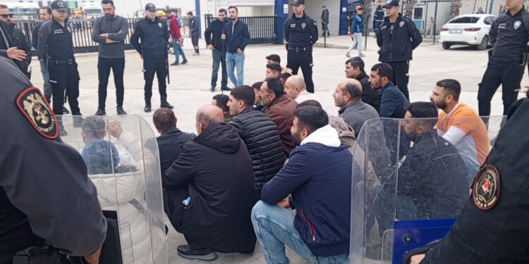 SASA ÖNÜNDE İŞÇİ EYLEMİ