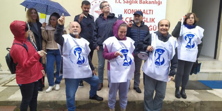 ANTALYA VE ADANA’DA SAĞLIKÇILAR İŞ BIRAKTI