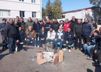 SEYHAN BELEDİYESİ’NDE GREV: İŞÇİLER İŞTEN ATILMA TEHDİDİ ALTINDA