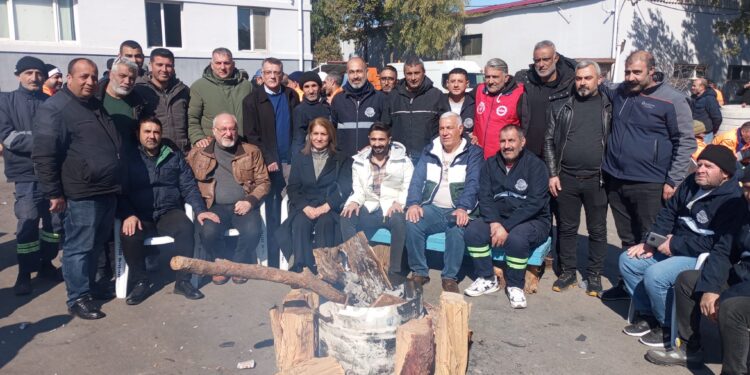 SEYHAN BELEDİYESİ’NDE GREV: İŞÇİLER İŞTEN ATILMA TEHDİDİ ALTINDA