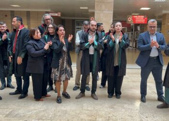 Adana Adliyesi içinde protesto: Hukuku, biat kültürünün kurbanı yapmayın