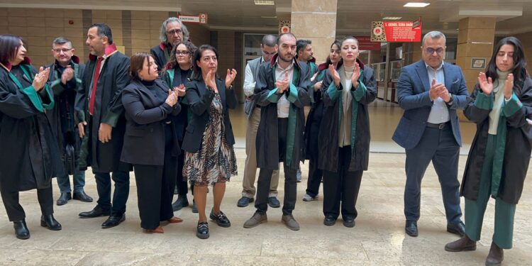 Adana Adliyesi içinde protesto: Hukuku, biat kültürünün kurbanı yapmayın