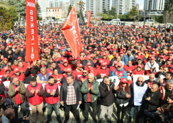 İş bırakan CHP’li işççiler: Seyhan işçisi hakkını alacak