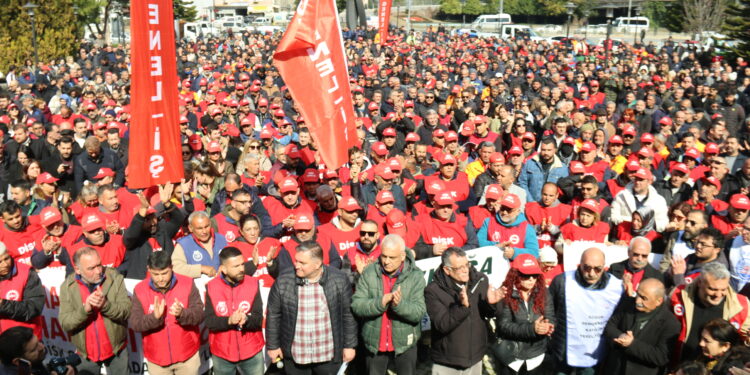 İş bırakan CHP’li işççiler: Seyhan işçisi hakkını alacak