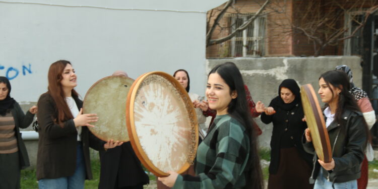 Seyhan’da kadınlar 8 Mart’ı halayla kutladı