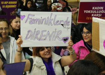 ADANA’DA KADINLAR FEMİNİST GECE YÜRÜYÜŞÜ GERÇEKLEŞTİRDİ