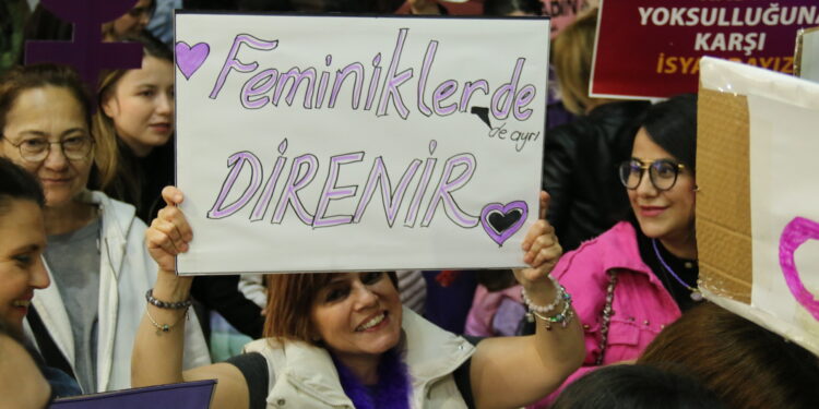 ADANA’DA KADINLAR FEMİNİST GECE YÜRÜYÜŞÜ GERÇEKLEŞTİRDİ