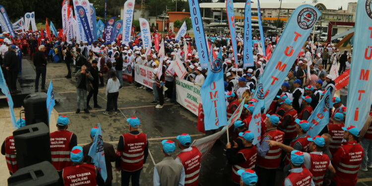 TÜRK-İŞ 1 MAYIS MİTİNGİNDE TALEPLERİNİ SIRALADI