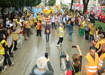ADANA’DA BİNLERCE KİŞİ 1 MAYIS İÇİN YÜRÜDÜ