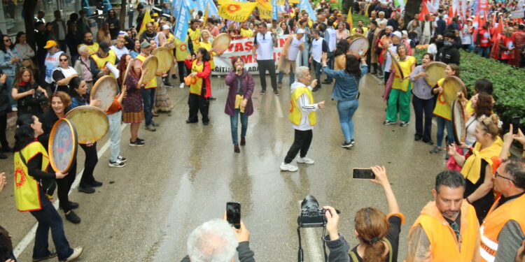 ADANA’DA BİNLERCE KİŞİ 1 MAYIS İÇİN YÜRÜDÜ