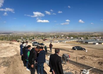 EŞBAŞKAN ARYAN DOĞAN, KÜLTÜR MAHALLESİ’NDE YENİ MEZARLIK ALANI ÇALIŞMALARINI İNCELEDİ