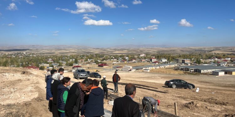 EŞBAŞKAN ARYAN DOĞAN, KÜLTÜR MAHALLESİ’NDE YENİ MEZARLIK ALANI ÇALIŞMALARINI İNCELEDİ